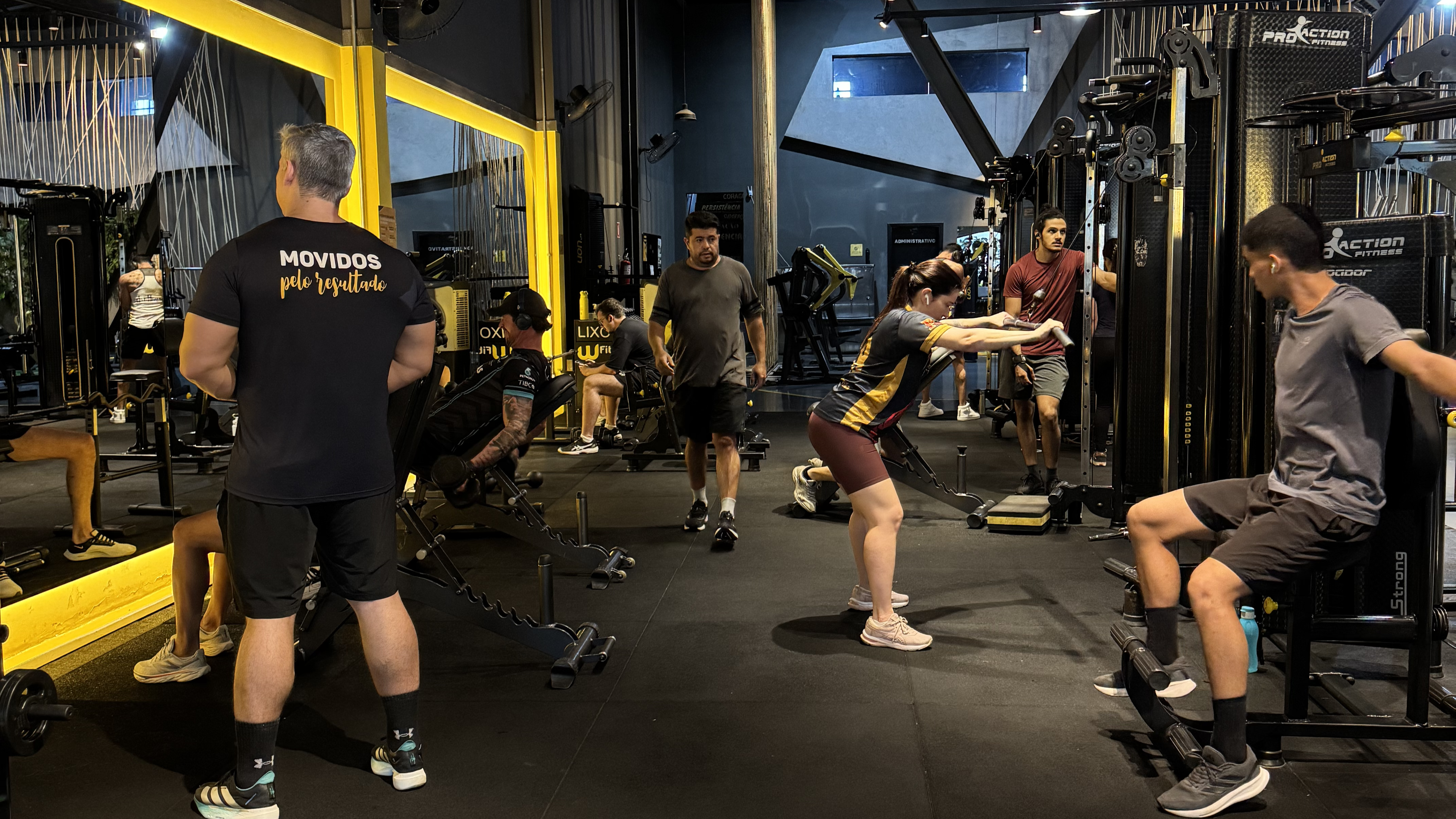 Alunas conversando durante o treino de cardio