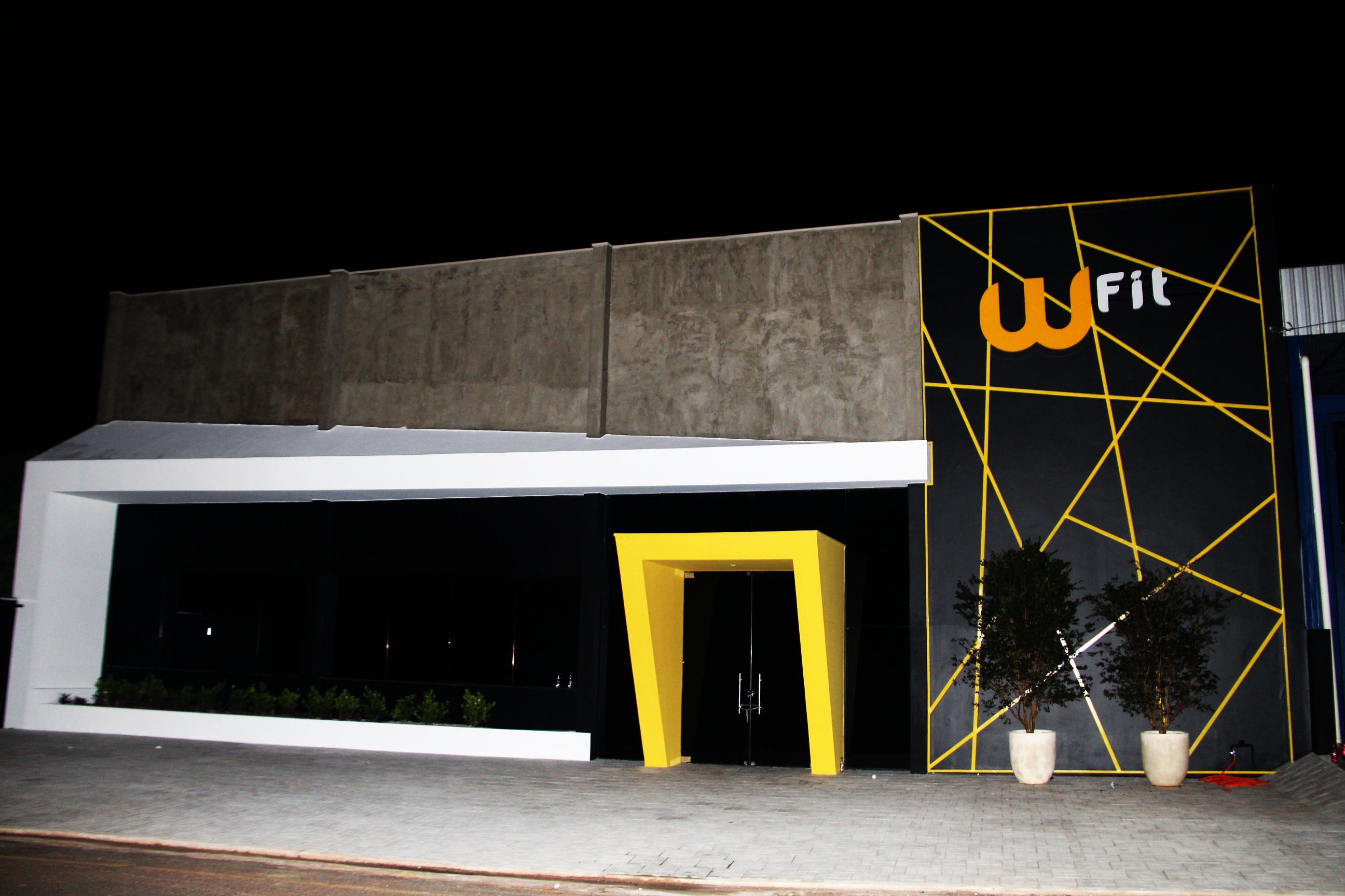 Aluna treinando com barra na WFit Academia em José Bonifácio